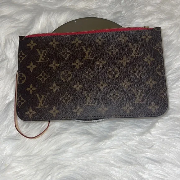NWOT LOUIS VUITTON Pochette Wristlet Monogram Canvas Neverfull MM - Picture 1 of 6